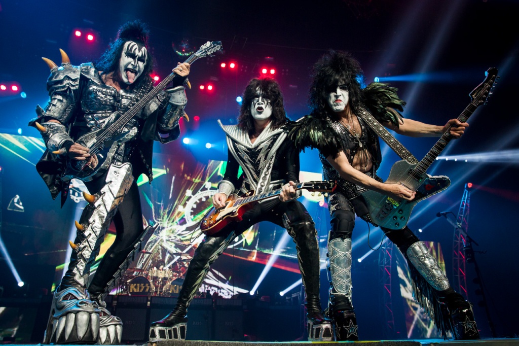 https://upload.wikimedia.org/wikipedia/commons/4/4b/Kiss-live-at-allphones-arena-070.jpg